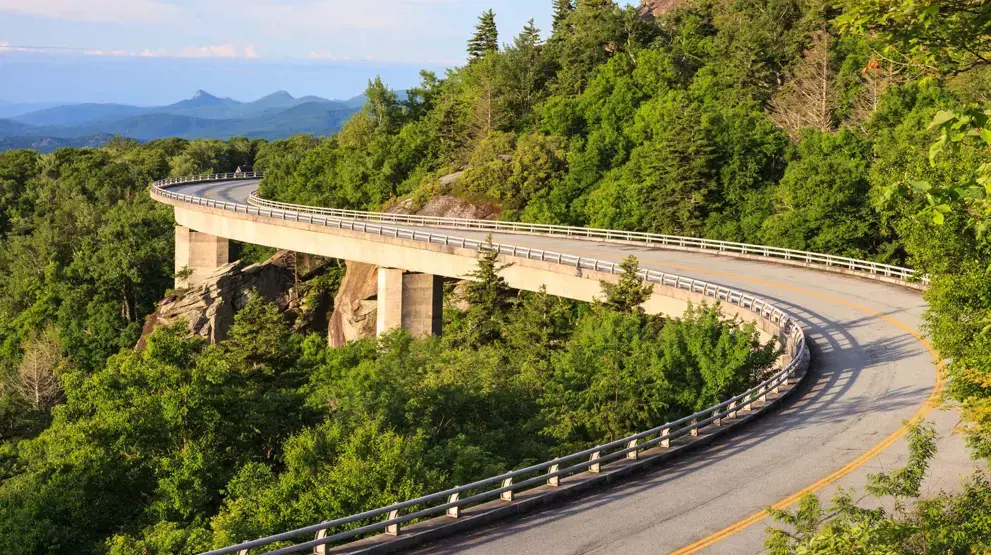  De amerikanske motorveiene er som skapt for en bilferie, for eksempel her på Blue Ridge Parkway