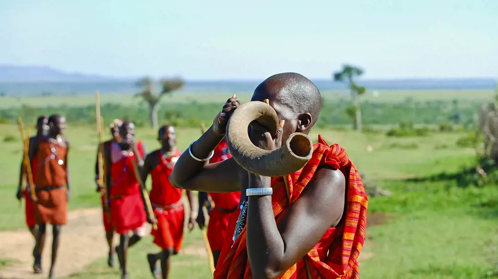 Masai-folket i sine velkjente røde klær