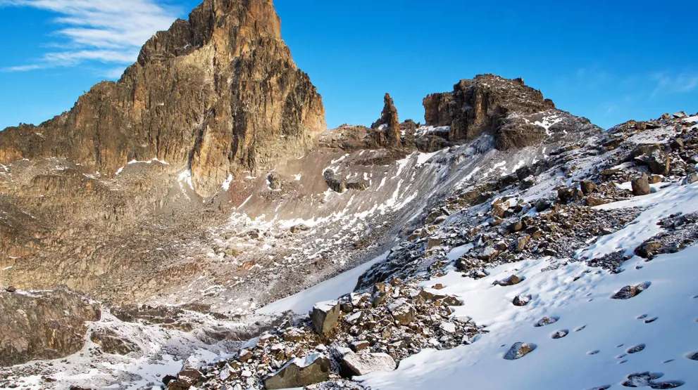 Toppen av Mount Kenya med sine snøkledde fjelltopper