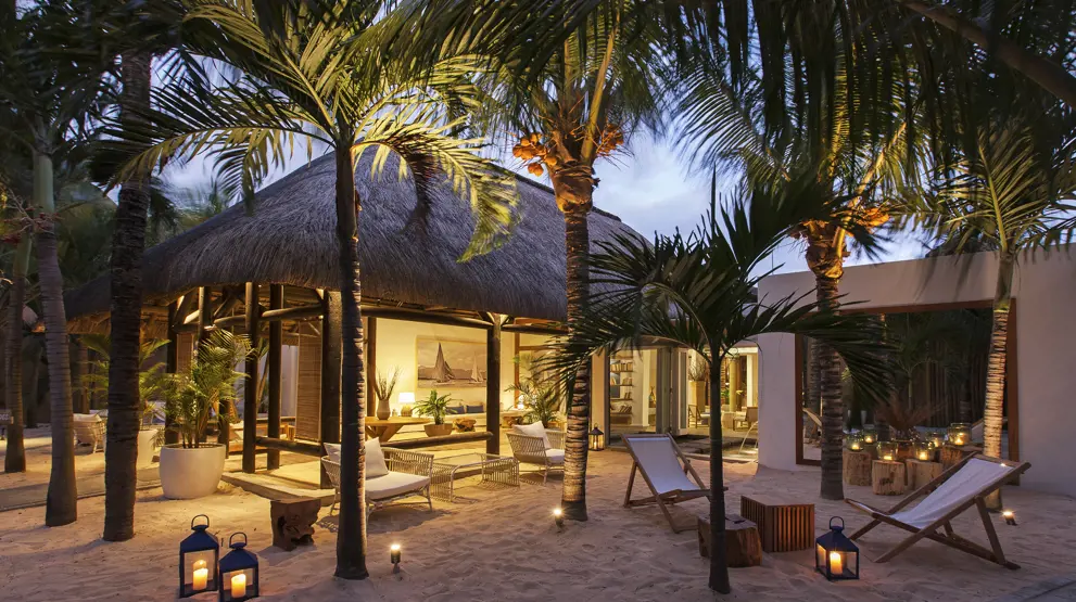 Resort med palmer, sand og idyllisk innretning