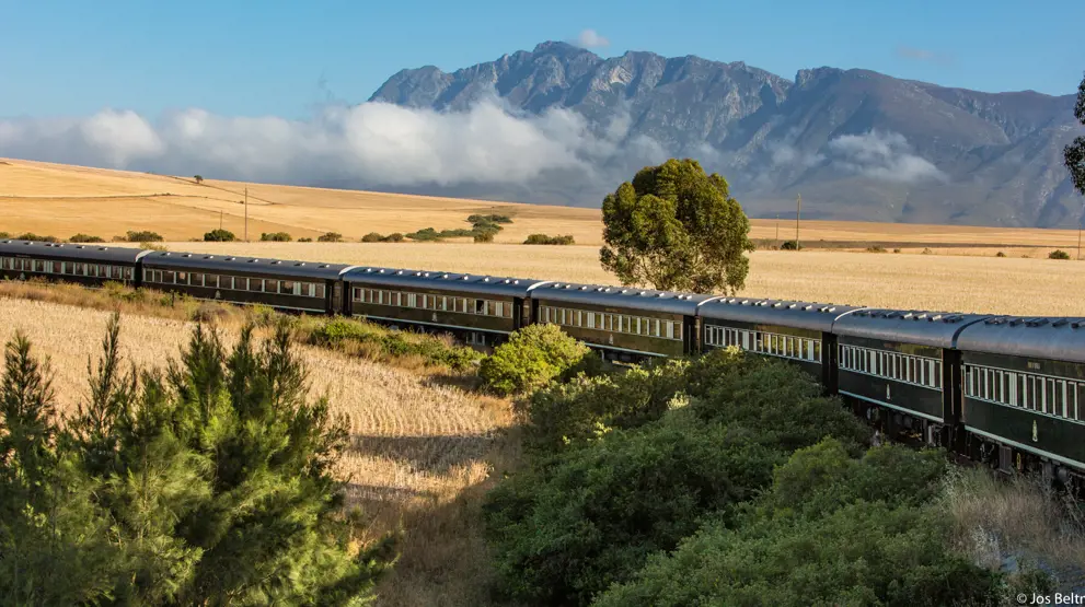 Rovos Rail kjører gjennom det afrikanske landskapet på første klasse