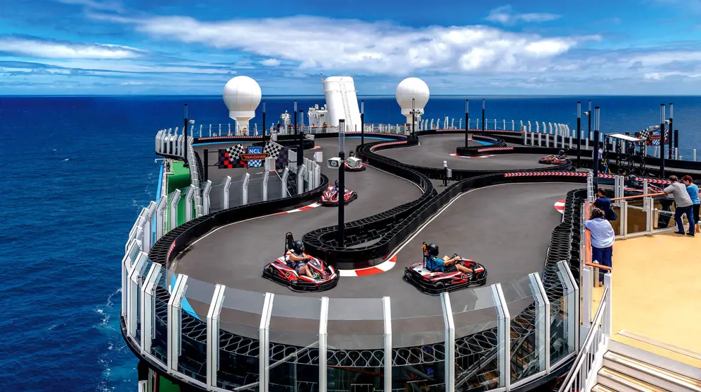 Er du glad i fart og spenning, kan du f.eks. kjøre gokart på toppen av et cruiseskip