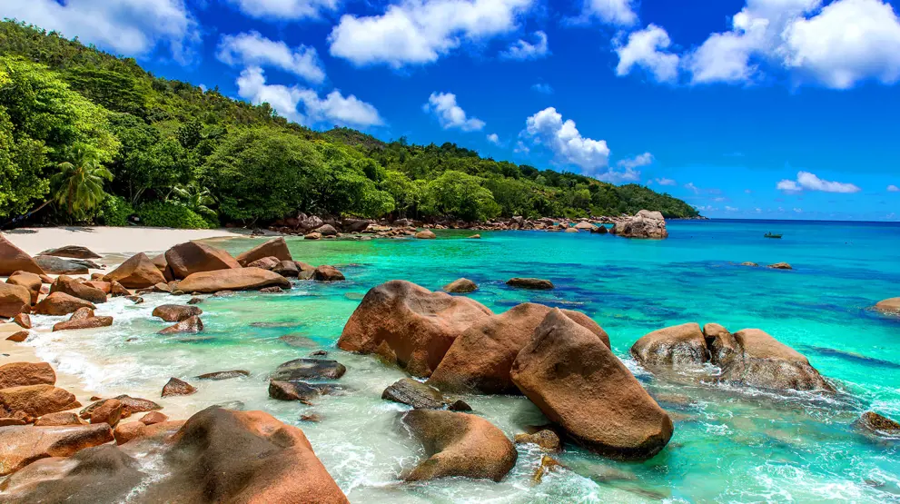 Seychellenes nest største øy Praslin med stranden Anse Lazio