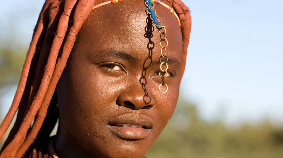 Vakker Himba-kvinne med sitt ikoniske røde hår